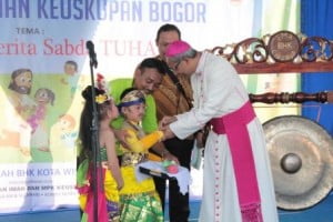 Dua anak kecil menghantar pemukul gong kepada Bapa Uskup Mgr. Paskalis Bruno Syukur, OFM