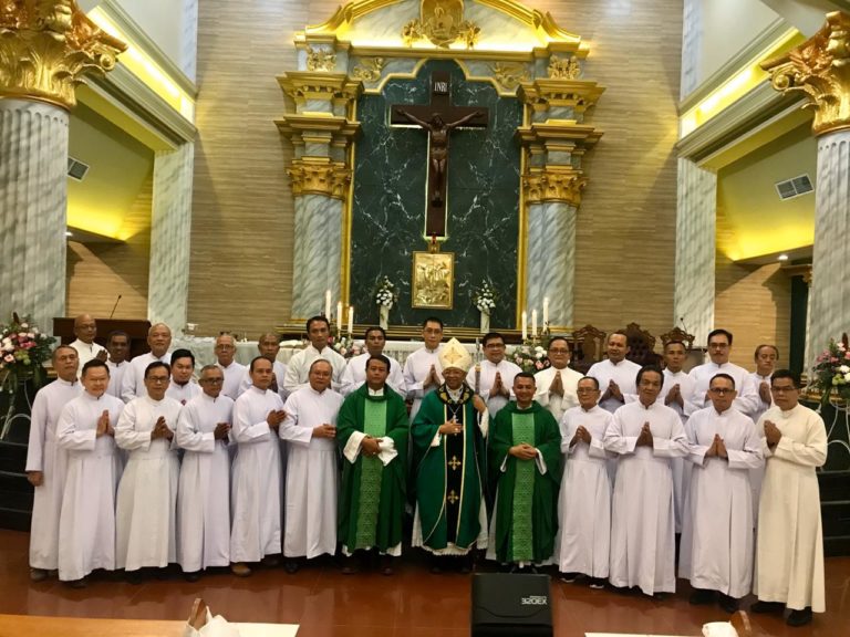 Mgr Paskalis Lantik 50 Prodiakon Baru Paroki St. Thomas dan 34 ...